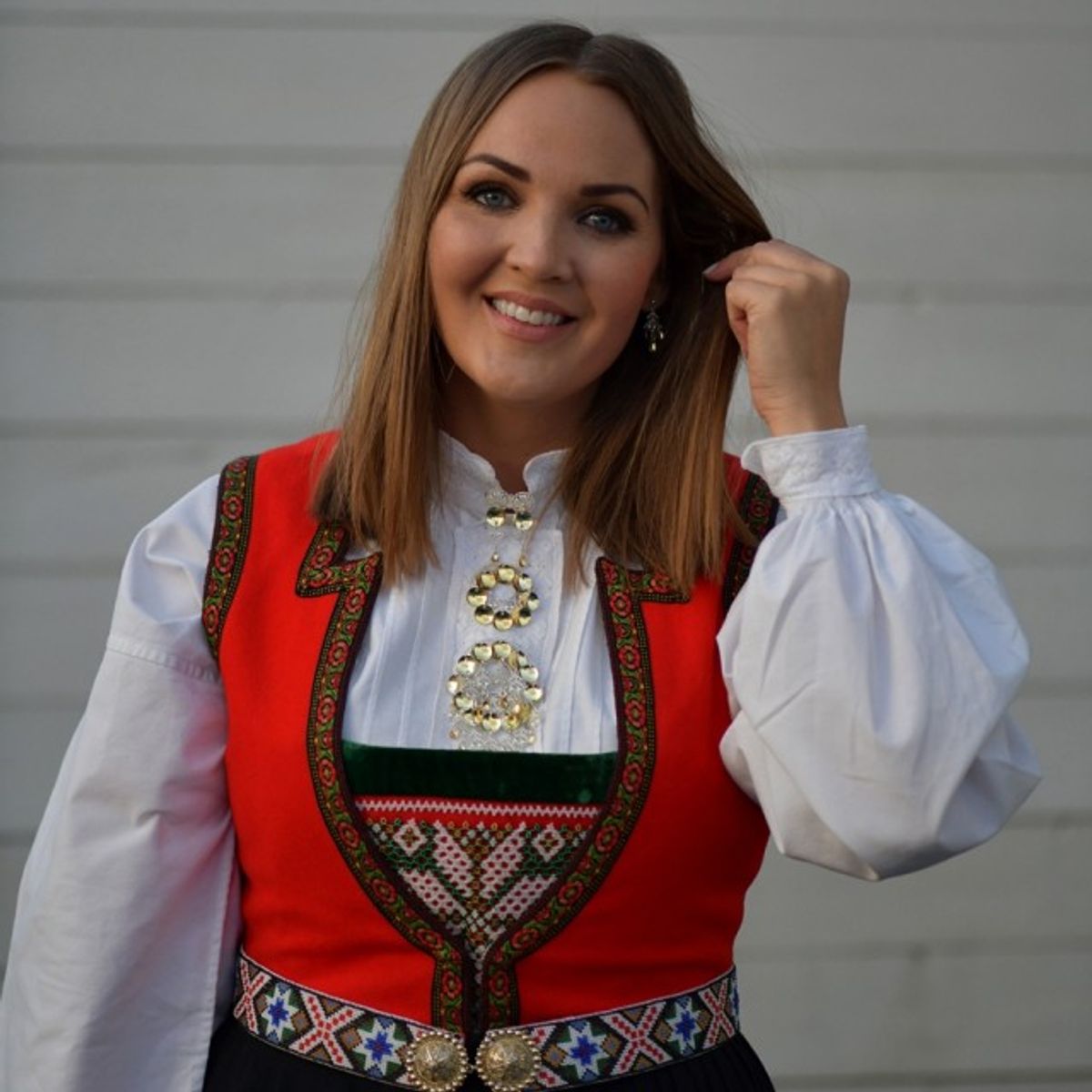 Indrid halsknapp med forgylte heng