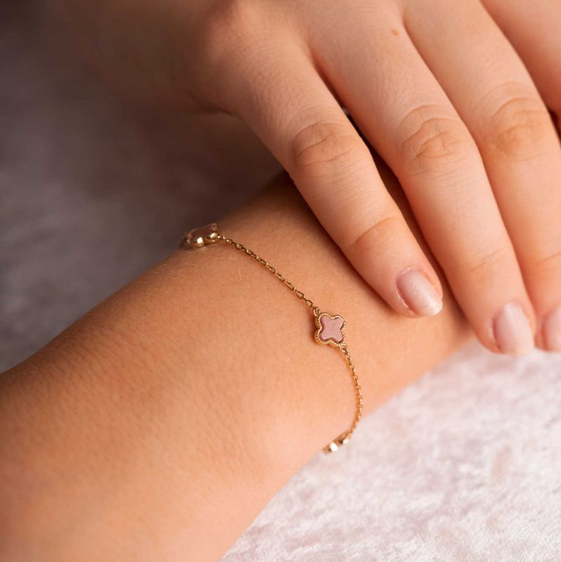 Armbånd i forgylt sølv med rosa kløver
