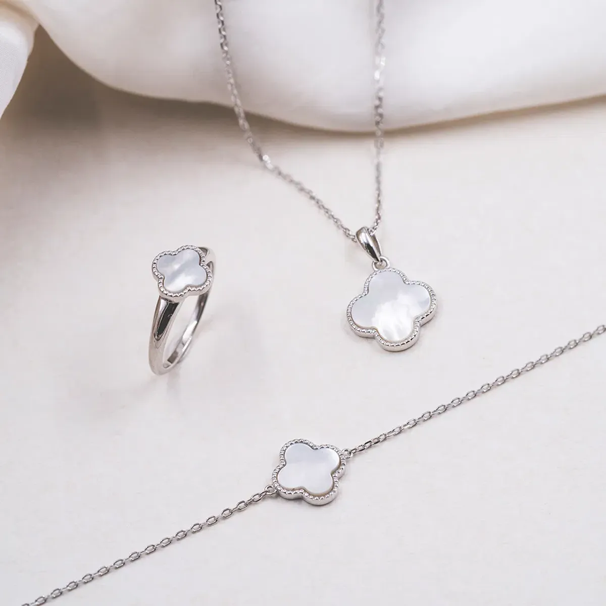 Kløver armbånd i sølv med perlemor