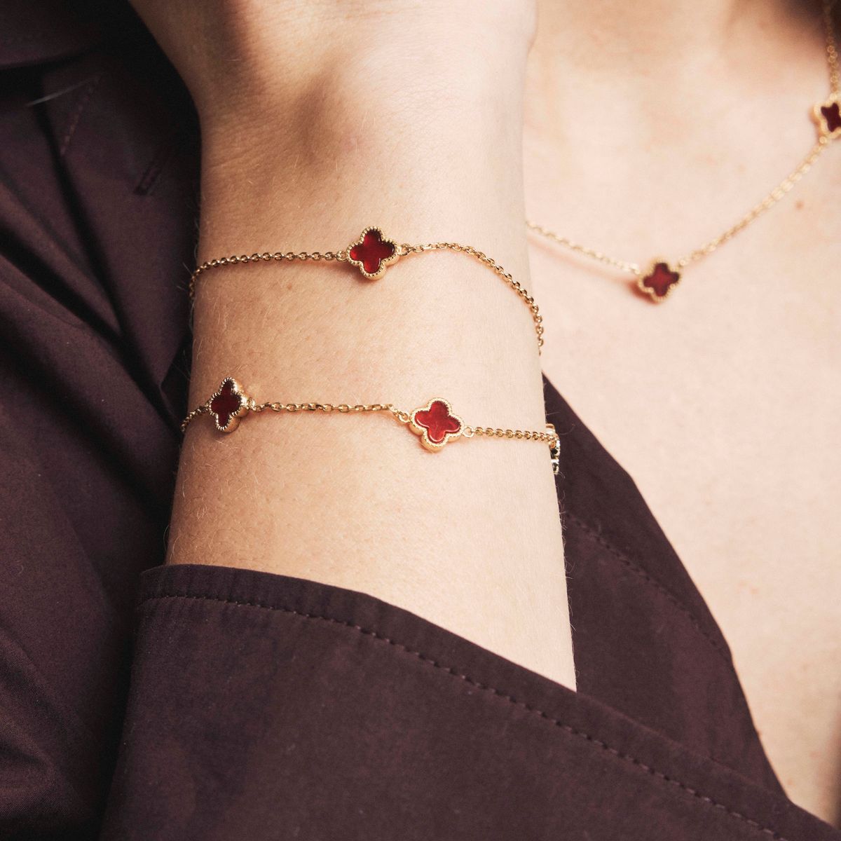 Kløverarmbånd dyp rød
