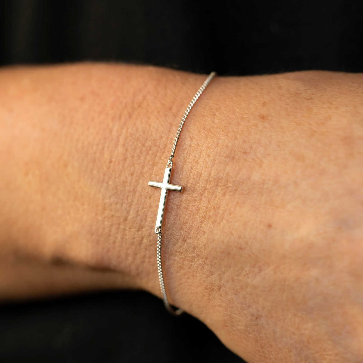 Armbånd i rhodinert sølv med kors