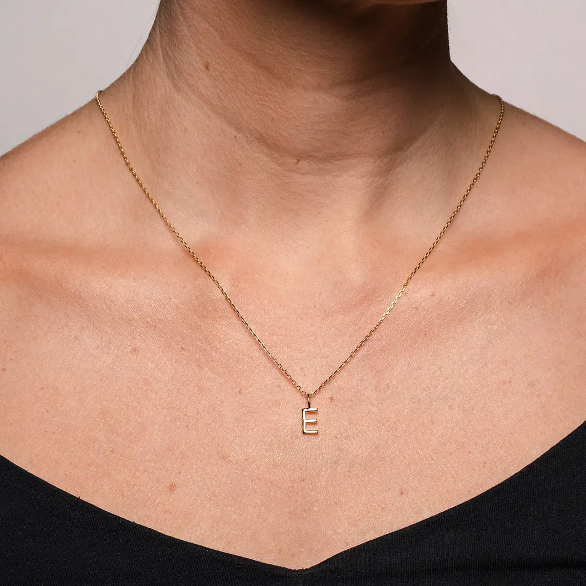 Bokstav smykke i forgylt sølv E